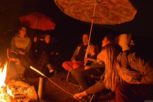 Klönen bei Nieselregen und Lagerfeuer Klönen bei Nieselregen und Lagerfeuer