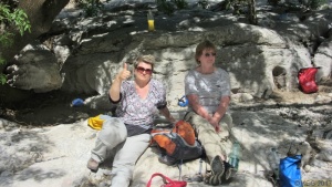 Elke und Mechthild am Hackmesser.jpg